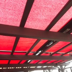 voile rouge de pergola